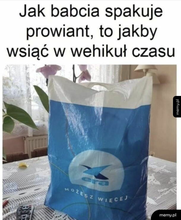 Stara foliowa torebka sieci Era z napisem Możesz więcej na tle pokoju