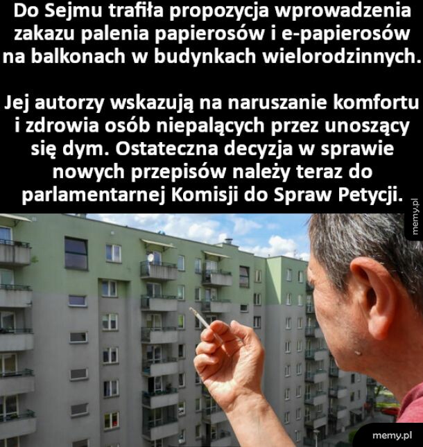 Mężczyzna palący papierosa na balkonie bloku.