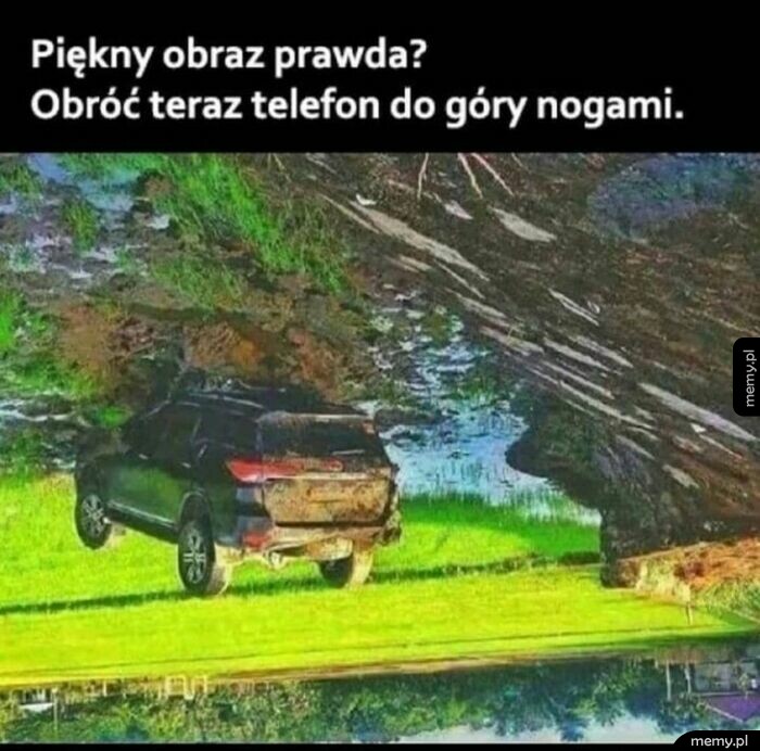 Zdjęcie przedstawiające samochód terenowy na zielonej polanie i odbicie w wodzie.