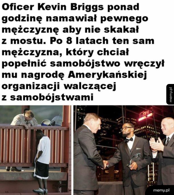 Mężczyzna wręcza nagrodę policjantowi, który uratował mu życie na mostu.