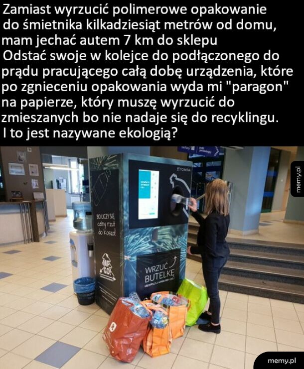 Dziewczynka wrzuca butelkę do nowoczesnego automatu recyklingowego w sklepie.