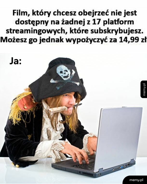 Mężczyzna w stroju pirata z nożem w zębach pisze na laptopie.