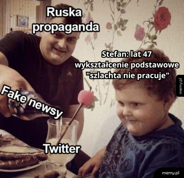 Mężczyzna nalewa płyn z butelki z napisem Fake newsy do kieliszka z napisem Twitter obok chłopca.