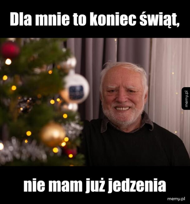 Hide the Pain Harold stojący przy choince z wymuszonym uśmiechem