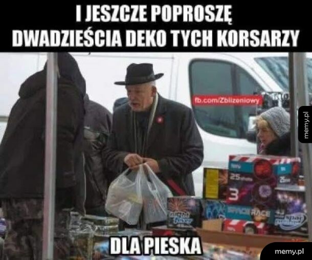Mężczyzna w kapeluszu kupuje fajerwerki na targu.