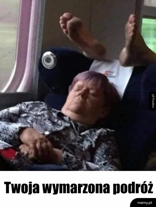 Kobieta śpiąca w pociągu, a nad jej głową wystają czyjeś bose stopy.