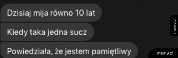 Zrzut ekranu z wiadomościami tekstowymi o upływie 10 lat i pamiętliwości.