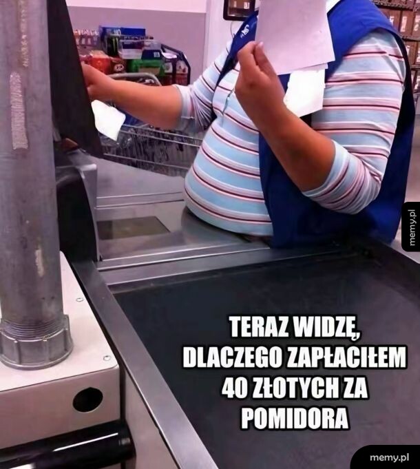 Kasjerka w sklepie przy kasie z napisem o pomidorach