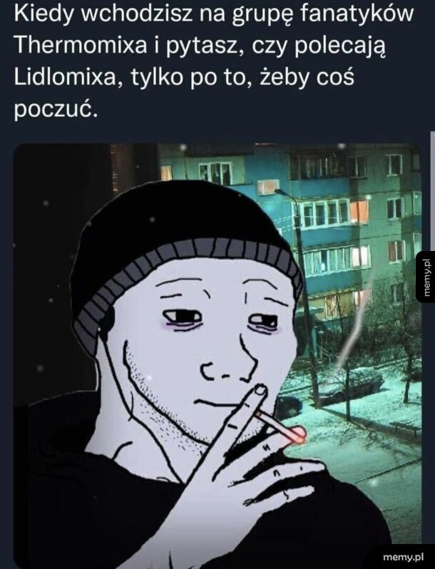 Memy z płaczącym Wojakiem palącym papierosa na tle bloku.