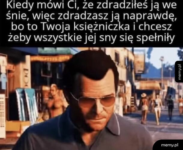 Mężczyzna w okularach przeciwsłonecznych z gry GTA V na tle ulicy.