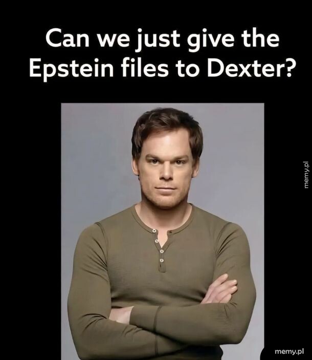 Dexter Morgan z serialu z założonymi rękami