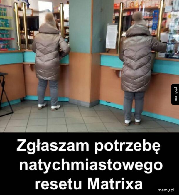 Dwie identycznie ubrane kobiety stoją obok siebie przy ladzie w aptece.
