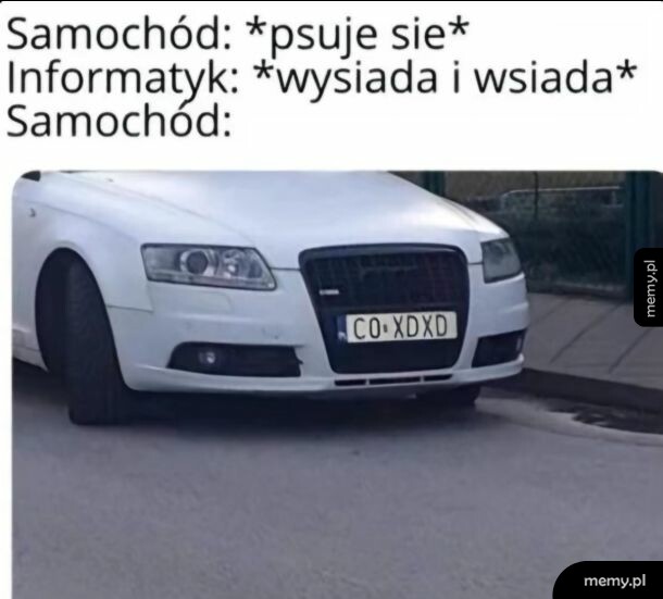 Biały samochód z nietypową tablicą rejestracyjną CO XDXD i tekst o informatyku.