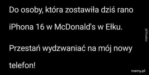 Czarny ekran z białym tekstem o zgubionym iPhone w Ełku.