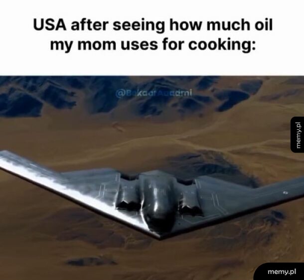 Bomowiec B-2 lecący nad pustynnym terenem z podpisem o USA i oleju.