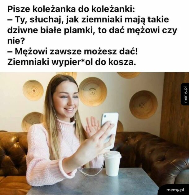 Kobieta rozmawia przez telefon w kawiarni