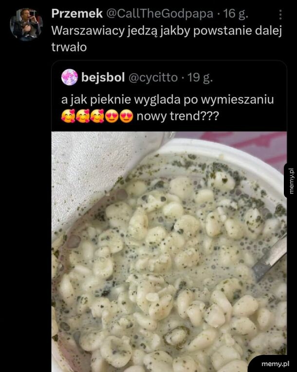 Zrzut ekranu z Twittera przedstawiający dziwną potrawę przypominającą zupę z kluskami.