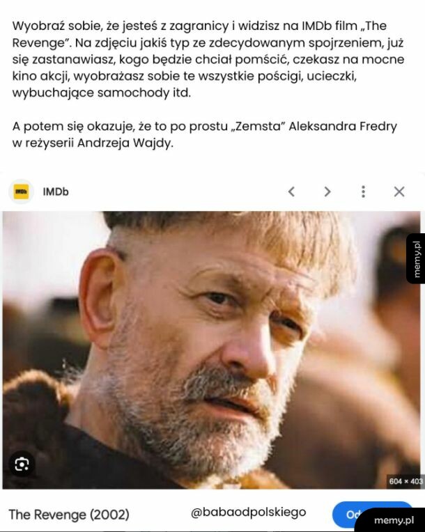 Mężczyzna z zarostem i surowym spojrzeniem w kadrze z filmu.