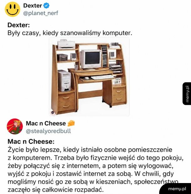 Tweet o starych komputerach z biurkiem i monitorami kineskopowymi