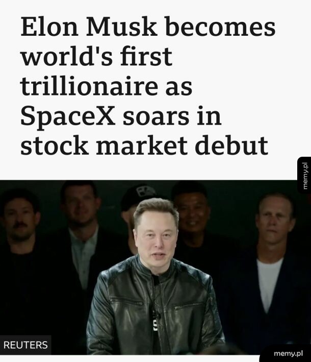 Elon Musk w czarnej kurtce na tle innych mężczyzn z nagłówkiem o zostaniu pierwszym trylionerem.